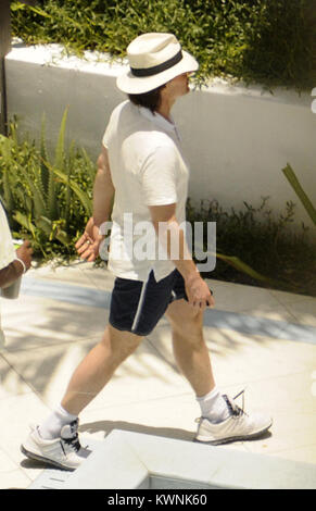 MIAMI BEACH, FL - 3. JULI: Tom Cruise feiert seinen 49. Geburtstag (3. Juli 1962) mit seiner Frau Katie Holmes und seine Kinder Suri Cruise und Connor Cruise im Soho Beach House Miami Hotel. Am 3. Juli 2011 in Miami Beach, Florida Personen: Tom Cruise Suri Cruise Stockfoto