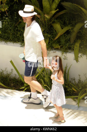 MIAMI BEACH, FL - 3. JULI: Tom Cruise feiert seinen 49. Geburtstag (3. Juli 1962) mit seiner Frau Katie Holmes und seine Kinder Suri Cruise und Connor Cruise im Soho Beach House Miami Hotel. Am 3. Juli 2011 in Miami Beach, Florida Personen: Tom Cruise Suri Cruise Stockfoto