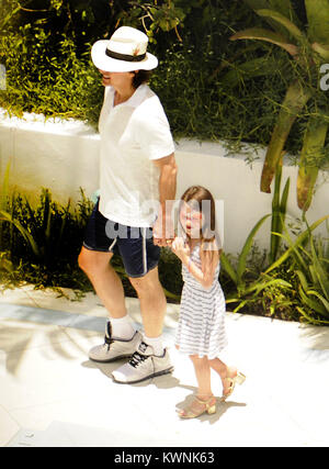 MIAMI BEACH, FL - 3. JULI: Tom Cruise feiert seinen 49. Geburtstag (3. Juli 1962) mit seiner Frau Katie Holmes und seine Kinder Suri Cruise und Connor Cruise im Soho Beach House Miami Hotel. Am 3. Juli 2011 in Miami Beach, Florida Personen: Tom Cruise Suri Cruise Stockfoto