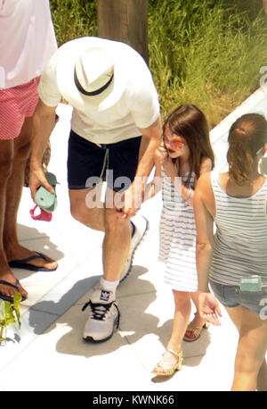 MIAMI BEACH, FL - 3. JULI: Tom Cruise feiert seinen 49. Geburtstag (3. Juli 1962) mit seiner Frau Katie Holmes und seine Kinder Suri Cruise und Connor Cruise im Soho Beach House Miami Hotel. Am 3. Juli 2011 in Miami Beach, Florida Personen: Tom Cruise Suri Cruise Stockfoto