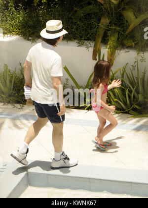 MIAMI BEACH, FL - 3. JULI: Tom Cruise feiert seinen 49. Geburtstag (3. Juli 1962) mit seiner Frau Katie Holmes und seine Kinder Suri Cruise und Connor Cruise im Soho Beach House Miami Hotel. Am 3. Juli 2011 in Miami Beach, Florida Personen: Tom Cruise Suri Cruise Stockfoto