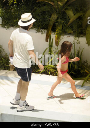 MIAMI BEACH, FL - 3. JULI: Tom Cruise feiert seinen 49. Geburtstag (3. Juli 1962) mit seiner Frau Katie Holmes und seine Kinder Suri Cruise und Connor Cruise im Soho Beach House Miami Hotel. Am 3. Juli 2011 in Miami Beach, Florida Personen: Tom Cruise Suri Cruise Stockfoto
