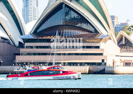 Captain Cook Cruises Boat Schiffes übergibt die Sydney Opera House, Sydney, Australien Stockfoto