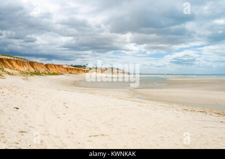 Anzeigen von Canoa Quebrada orange Klippen und weißen Sandstrand Stockfoto