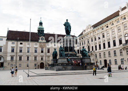 Wien, Österreich - 16. August 2017: Statue von Kaiser Franz Joseph I. in der Hofburg in Wien. Es ist im Innenhof der Hofburg entfernt Stockfoto