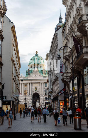 Wien, Österreich - 16 August, 2017: Blick auf Kohlmarkt mit Hofburg für den Hintergrund. Ursprünglich bekannt als Markt für Kohle ist eine der ältesten Straßen Stockfoto