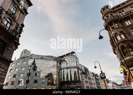 Wien, Österreich - 16. August 2017: Low Angle View von Gebäuden in Stephansplatz. Es ist ein Platz in der geografischen Mitte von Wien Stockfoto