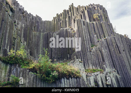 Berühmten säulenartigen Gelenkwelle basalt Rock Formation namens Panska Skala (Der Herr's Rock) oder Orgel in Kamenicky Senov Stadt in der Tschechischen Republik Stockfoto