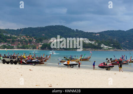 RAWAI BEACH, Insel PHUKET, THAILAND - 28. Februar 2016: lange tailed Boot am exotischen Bucht von Rawai in Phuket Insel Thailand Stockfoto