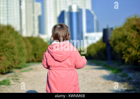 Kleine Mädchen vor den Gebäuden mit Tiefenschärfe Wirkung Stockfoto