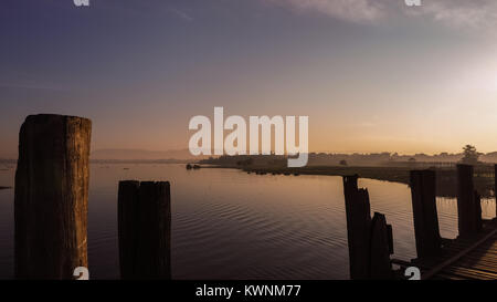 Sonnenaufgang in U-Bein Brücke in Amarapura Myanmar (Burma). U-Bein Brücke ist die längste Teak Stockfoto