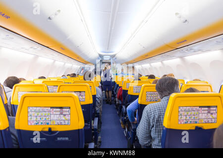 Stewardess, die Passagiere mit Ryanair Flug am 14. Dezember 2017 auf einem Flug von Triest nach Valencia. Stockfoto