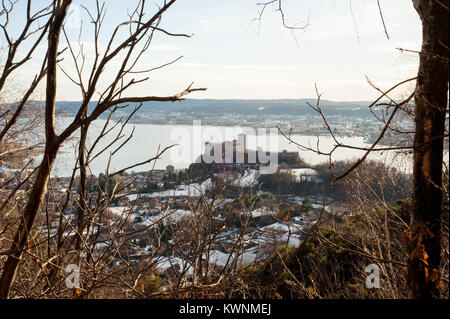 Rocca di Angera mittelalterliche Schloss auf einem Hügel am Ufer des Lago Maggiore in Norditalien Stockfoto
