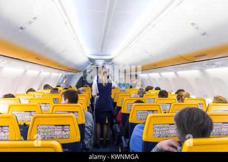 Stewardess, die Passagiere mit Ryanair Flug am 14. Dezember 2017 auf einem Flug von Triest nach Valencia. Stockfoto