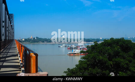 Blick auf mehrere Tempel und Pagoden auf der Brücke mit Irrawaddy Fluss, Sagaing region Myanmar. Stockfoto