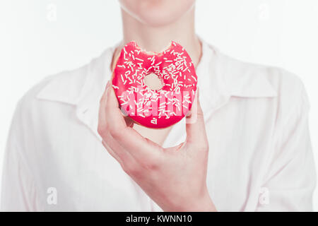 Schuß von Frau mit Gebissen Donut glasiert 7/8 Stockfoto