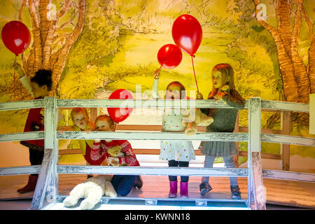 Kinder stellen in Christopher Robin's 'Kindergarten' neben E.H. Shepard's Original Skizzen der Spielwaren, Winnie-the-Pooh, Ferkel und ihre Freunde. Die Originalzeichnungen von Winnie-the-Pooh sind im Victoria und Albert Museum (V&A) zum ersten Mal in fast 40 Jahren als Teil der größten Ausstellung der BRITISCHEN auf Winnie-the-Pooh, A.A. Milne und E.H. Shepard. "Winnie-the-Pooh: Erkundung ein Klassisches' ist eine multi-sensorische, verspielten Ausstellung, die die Magische Welt von Winnie-the-Pooh - einer der am meisten verehrten fiktiven Figuren aller Zeiten. Die Ausstellung öffnet sich der Publi Stockfoto