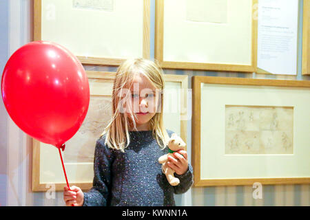 Kinder stellen in Christopher Robin's 'Kindergarten' neben E.H. Shepard's Original Skizzen der Spielwaren, Winnie-the-Pooh, Ferkel und ihre Freunde. Die Originalzeichnungen von Winnie-the-Pooh sind im Victoria und Albert Museum (V&A) zum ersten Mal in fast 40 Jahren als Teil der größten Ausstellung der BRITISCHEN auf Winnie-the-Pooh, A.A. Milne und E.H. Shepard. "Winnie-the-Pooh: Erkundung ein Klassisches' ist eine multi-sensorische, verspielten Ausstellung, die die Magische Welt von Winnie-the-Pooh - einer der am meisten verehrten fiktiven Figuren aller Zeiten. Die Ausstellung öffnet sich der Publi Stockfoto