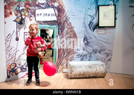 Kinder stellen in Christopher Robin's 'Kindergarten' neben E.H. Shepard's Original Skizzen der Spielwaren, Winnie-the-Pooh, Ferkel und ihre Freunde. Die Originalzeichnungen von Winnie-the-Pooh sind im Victoria und Albert Museum (V&A) zum ersten Mal in fast 40 Jahren als Teil der größten Ausstellung der BRITISCHEN auf Winnie-the-Pooh, A.A. Milne und E.H. Shepard. "Winnie-the-Pooh: Erkundung ein Klassisches' ist eine multi-sensorische, verspielten Ausstellung, die die Magische Welt von Winnie-the-Pooh - einer der am meisten verehrten fiktiven Figuren aller Zeiten. Die Ausstellung öffnet sich der Publi Stockfoto