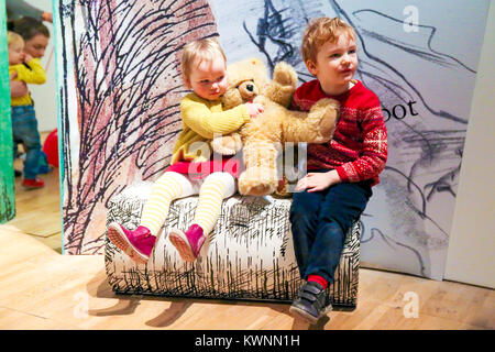 Kinder stellen in Christopher Robin's 'Kindergarten' neben E.H. Shepard's Original Skizzen der Spielwaren, Winnie-the-Pooh, Ferkel und ihre Freunde. Die Originalzeichnungen von Winnie-the-Pooh sind im Victoria und Albert Museum (V&A) zum ersten Mal in fast 40 Jahren als Teil der größten Ausstellung der BRITISCHEN auf Winnie-the-Pooh, A.A. Milne und E.H. Shepard. "Winnie-the-Pooh: Erkundung ein Klassisches' ist eine multi-sensorische, verspielten Ausstellung, die die Magische Welt von Winnie-the-Pooh - einer der am meisten verehrten fiktiven Figuren aller Zeiten. Die Ausstellung öffnet sich der Publi Stockfoto