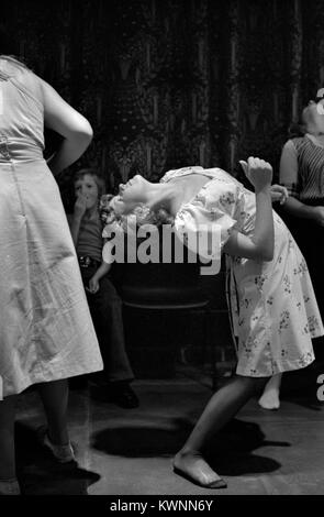 Disco Dancing 1970s UK im Timebridge Youth Club. Teenagerinnen tanzen zusammen in einer Gruppe zu Disco-Musik die Wells Fargo Disco. Chells, Stevenage, Hertfordshire. 1975 England HOMER SYKES. Stockfoto