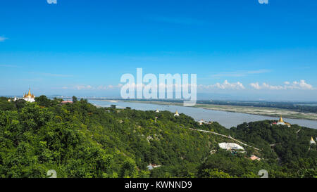 Hohe Betrachtungswinkel von mehreren Tempeln und Pagoden auf den Bergen mit Irrawaddy Fluss im Hintergrund von Sagaing Hill, Sagaing region Myanmar. Stockfoto