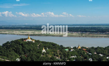 Hohe Betrachtungswinkel von mehreren Tempeln und Pagoden auf den Bergen mit Irrawaddy Fluss im Hintergrund von Sagaing Hill, Sagaing region Myanmar. Stockfoto