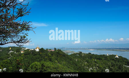 Hohe Betrachtungswinkel von mehreren Tempeln und Pagoden auf den Bergen mit Irrawaddy Fluss im Hintergrund von Sagaing Hill, Sagaing region Myanmar. Stockfoto