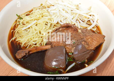 Ei mit gekochten Nudeln Ente in der braunen Suppe Stockfoto