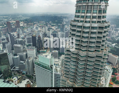 KUALA LUMPUR - 29.August: Petronas Tower und der Stadt am 29. August 2012 in Kuala Lumpur, Malaysia. 2 Tage vor Tag. Petronas sind das höchste Stockfoto