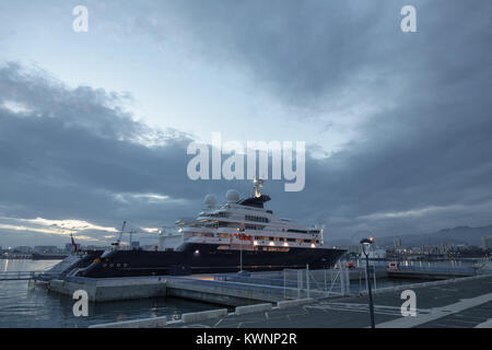 MALAGA, Spanien - Oktober 22: Octopus Luxusyacht in Malaga Hafen am 22. Oktober 2016. Octopus ist ein 414 Fuß superyacht von Paul Allen, Mitbegründer von Microsoft. Stockfoto