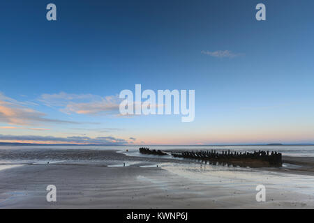 Ein Blick auf die SS Nornen auf Berrow Strand, Somerset, UK. Stockfoto