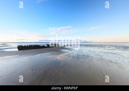 Ein Blick auf die SS Nornen auf Berrow Strand, Somerset, UK. Stockfoto