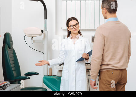 Teilweise mit Blick auf die Patienten an der Augenärzte in Klinik Stockfoto