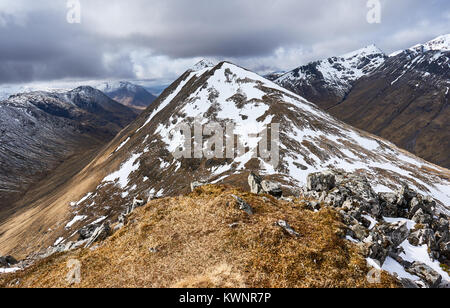 Eine Ansicht von Stob Coire Raineach (Buachaille Etive Beag) in Richtung Stob Dubh in Glencoe, Schottland. Stockfoto