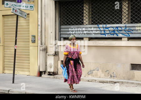 Eine nachdenkliche afrikanische Frau in einem traditionellen Kleid Spaziergänge in Paris, Frankreich. Stockfoto