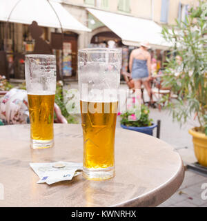 Zwei Gläser Voller Bier stand auf einem Tisch in einem Cafe mit Rechnungen zur Zahlung, selektiver Fokus Stockfoto