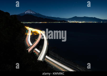 Nachtansicht des Mount Fuji und Tomei Autobahn von satta Pfad im Winter. Stockfoto