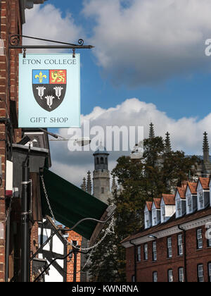 Eton College Geschenk Schild mit Hochschule im Hintergrund. High Street Eton Berkshire GROSSBRITANNIEN Stockfoto