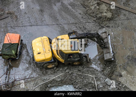 Belgrad, Serbien - Ein Blick von der Höhe eines Radladers bereitet Boden für die Baustelle Stockfoto