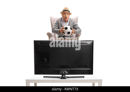 Reifer Mann im Sessel gerade Fußball im Fernsehen auf weißem Hintergrund sitzt aufgeregt Stockfoto