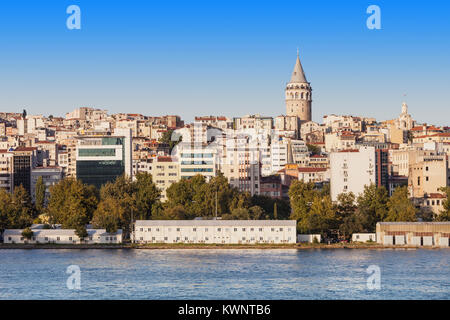 Der Galata Turm (Galata Kulesih) genannte Christea Turris von der Genuesischen ist ein mittelalterlicher Turm in Istanbul, Türkei Stockfoto