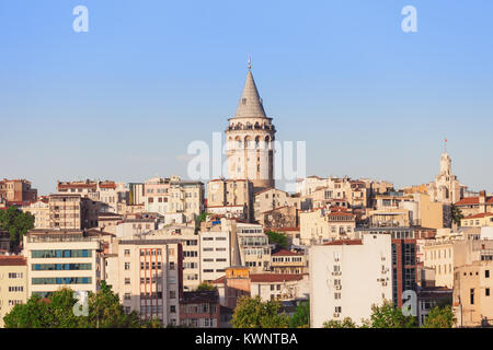 Der Galata Turm (Galata Kulesih) genannte Christea Turris von der Genuesischen ist ein mittelalterlicher Turm in Istanbul, Türkei Stockfoto