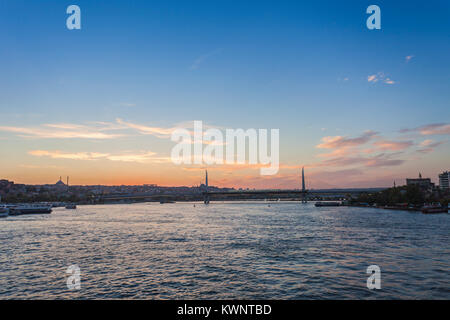 U-Bahn Brücke über das Goldene Horn in Istanbul, Türkei Stockfoto