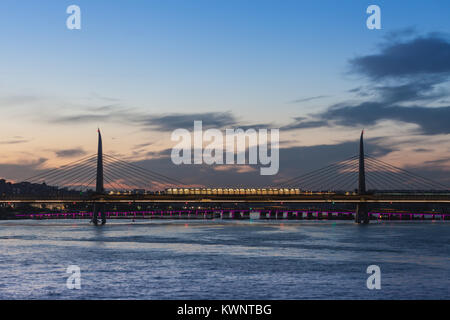 U-Bahn Brücke über das Goldene Horn in Istanbul, Türkei Stockfoto