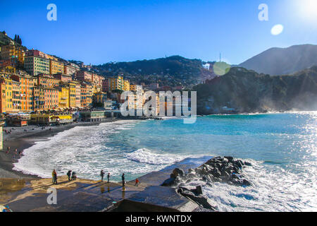 Camogli Italien - Menschen entspannen am Strand am Mittelmeer Stockfoto