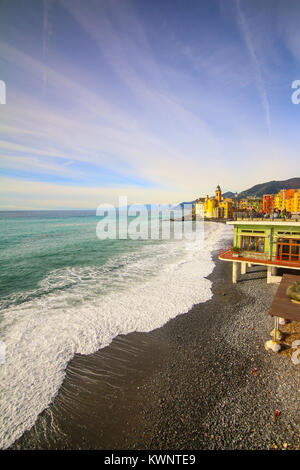 Camogli Italien - Menschen am Strand zu entspannen und die Basilika Santa Maria Assunta im Hintergrund Stockfoto