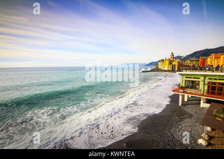 Camogli Italien - Menschen am Strand zu entspannen und die Basilika Santa Maria Assunta im Hintergrund Stockfoto