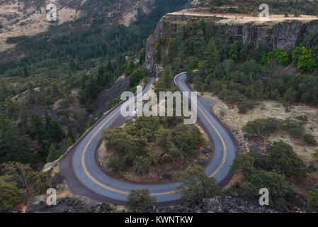 Blick von der hohen Klippe Rowena Crest über die Haarnadel switchback in der Landstraße biegen Neben Columbia River, Oregon, USA Stockfoto