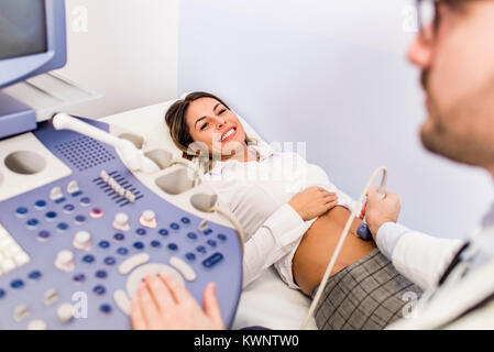 Gerne Mitte der erwachsenen weiblichen Patienten durch abdomen Ultraschall an der Klinik Stockfoto